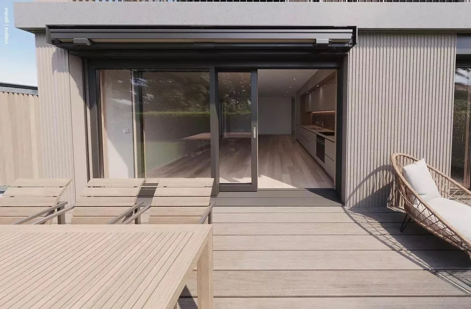 Appartamento contemporaneo con tetto e giardino privato.