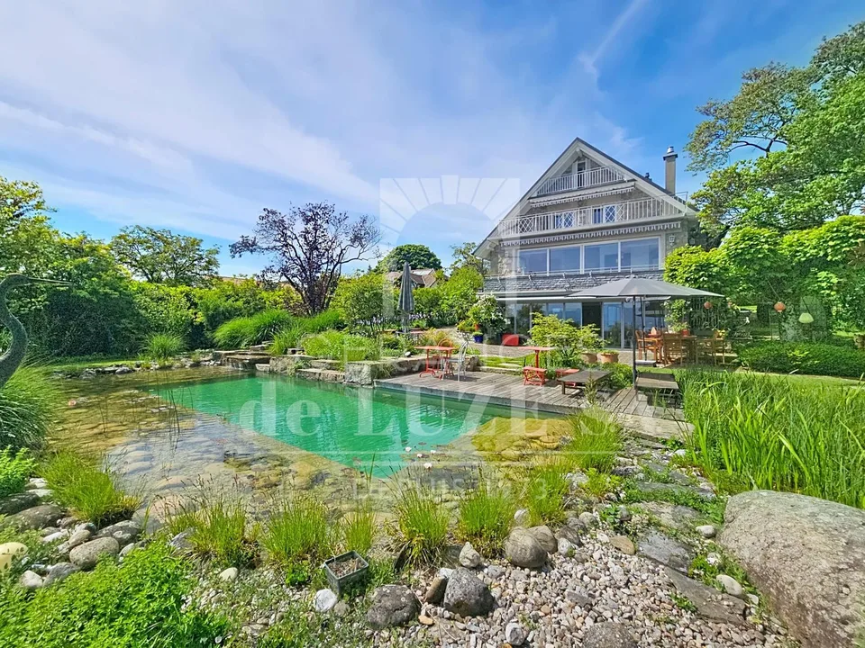 Exklusivität: Einzelvilla mit Charakter, Seeblick, natürlicher Pool und wunderschönem Landschaftsgarten.