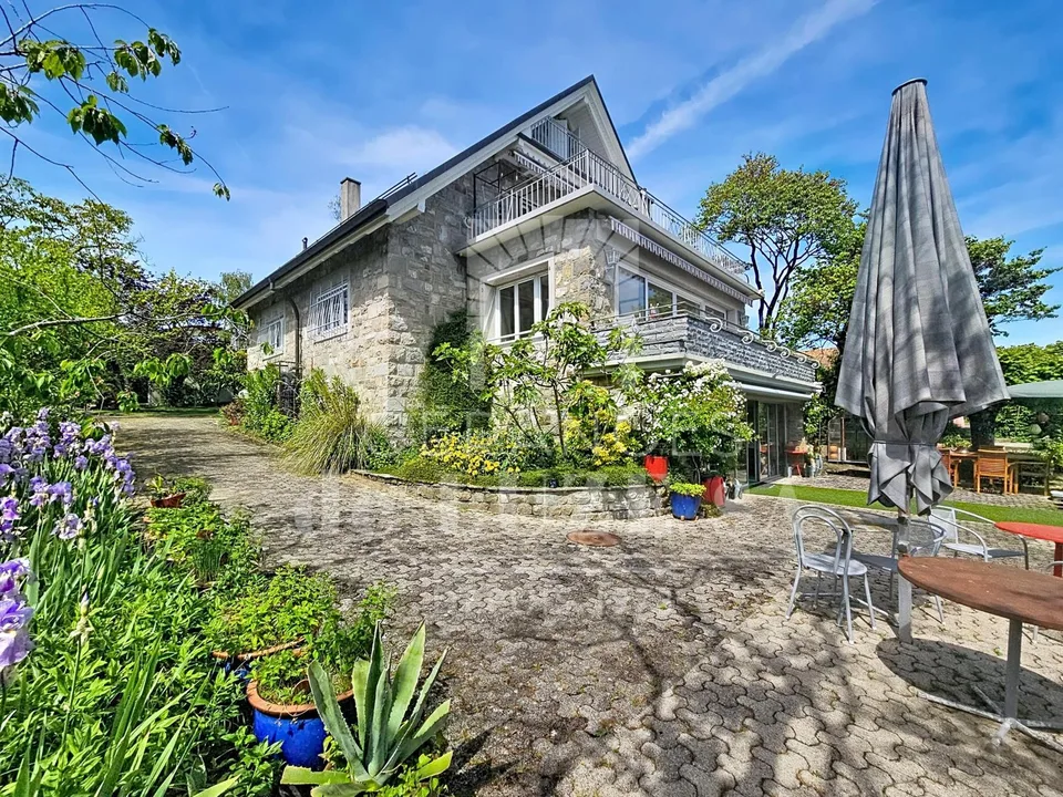 Exklusivität: Einzelvilla mit Charakter, Seeblick, natürlicher Pool und wunderschönem Landschaftsgarten.
