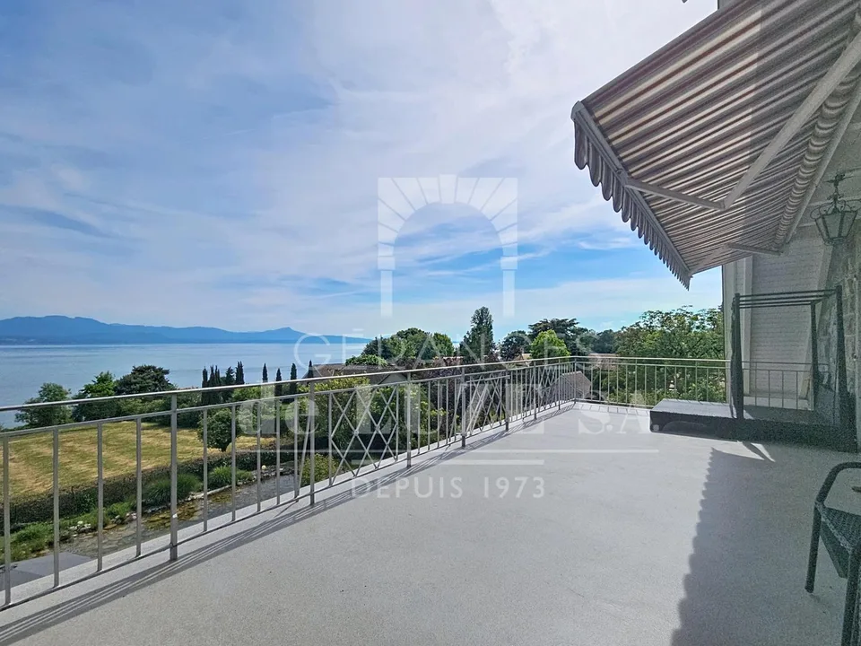 Exklusivität: Einzelvilla mit Charakter, Seeblick, natürlicher Pool und wunderschönem Landschaftsgarten.