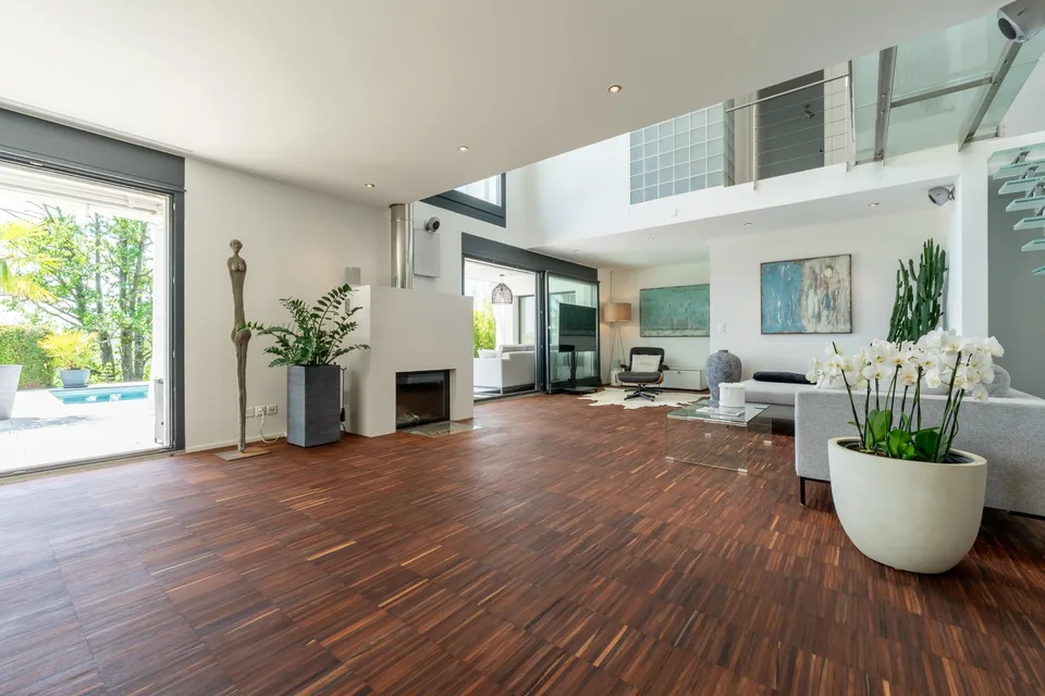 Habitation moderne avec une vue de rêve et réserve de terrain constructible