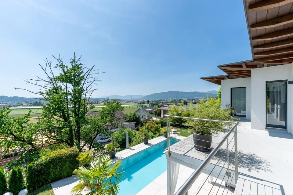 Habitation moderne avec une vue de rêve et réserve de terrain constructible
