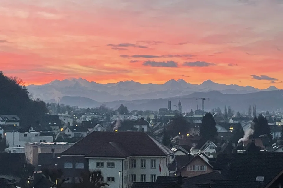 Modernes Wohnen mit traumhafter Aussicht und Baulandreserve – Foto 7 von 8