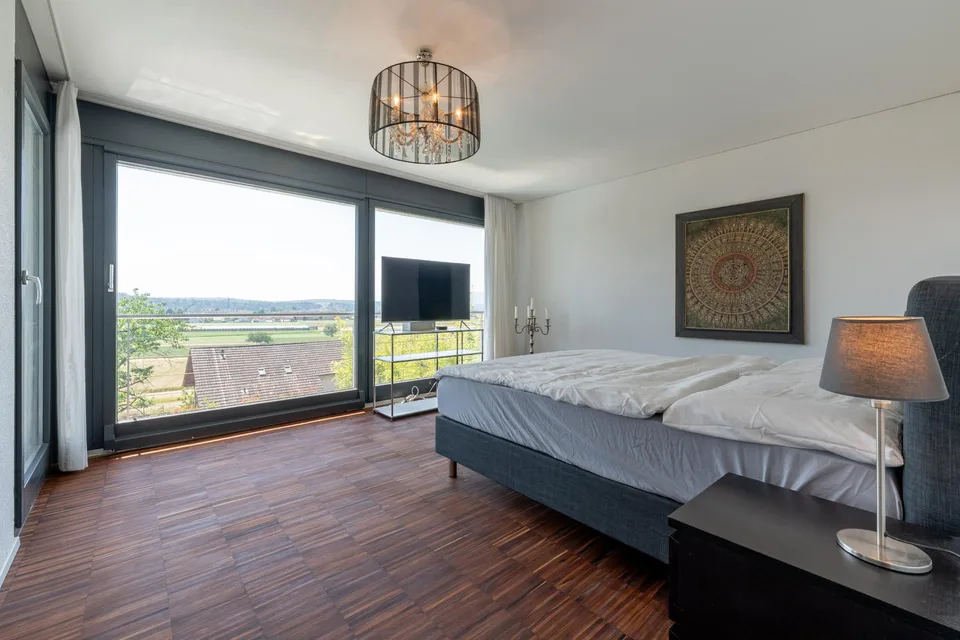Habitation moderne avec une vue de rêve et réserve de terrain constructible