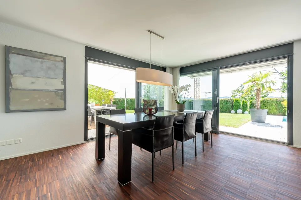 Habitation moderne avec une vue de rêve et réserve de terrain constructible