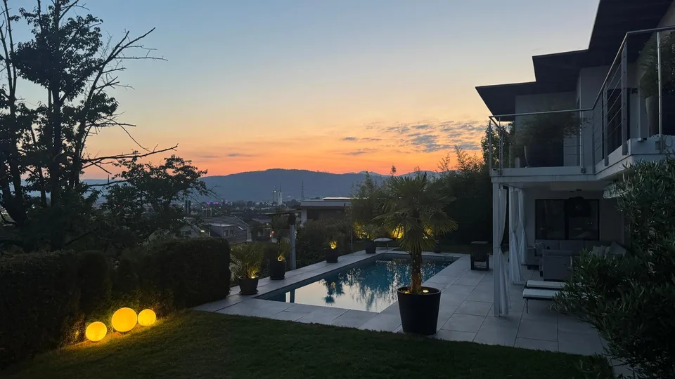 Modernes Wohnen mit traumhafter Aussicht und Baulandreserve – Foto 6 von 8