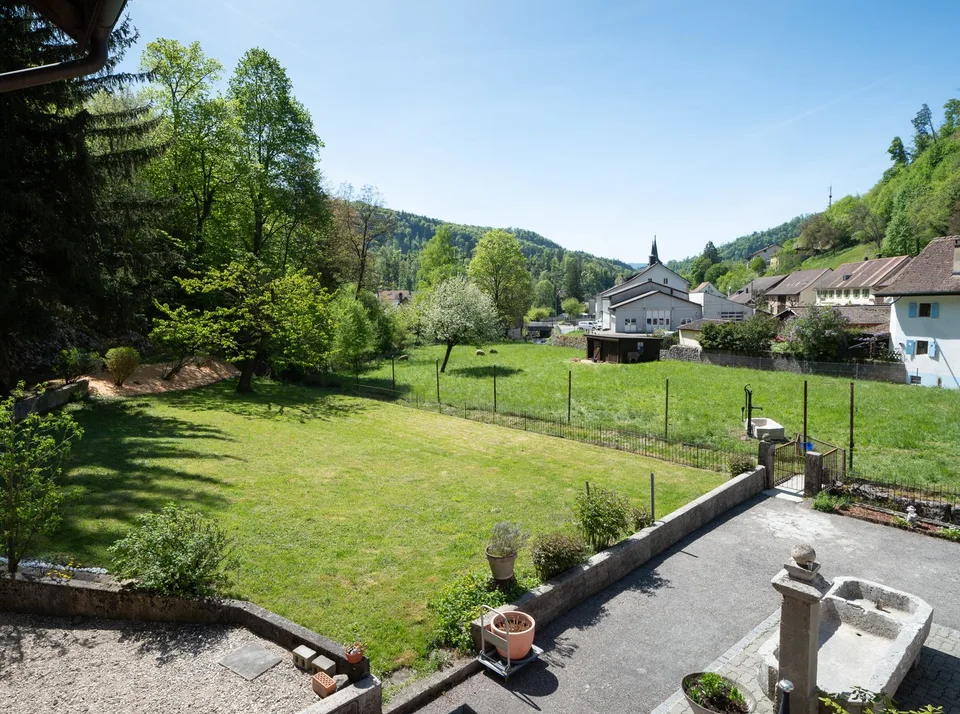 Maison à deux appartements avec garage, abri-réduit et terrasse