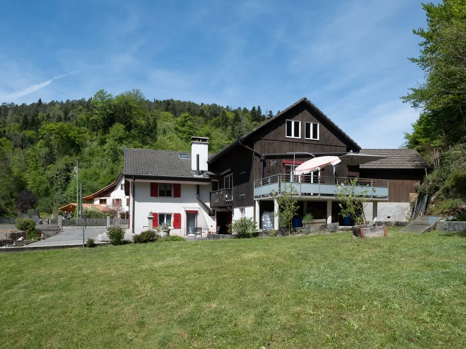 Maison à deux appartements avec garage, abri-réduit et terrasse