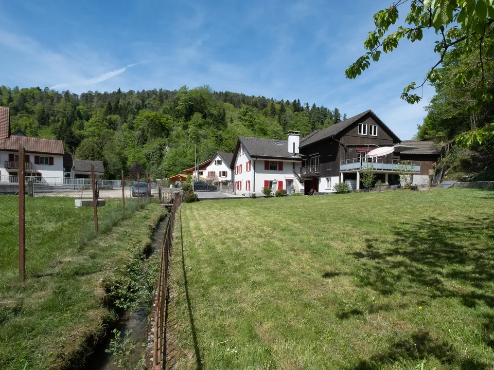 Maison à deux appartements avec garage, abri-réduit et terrasse