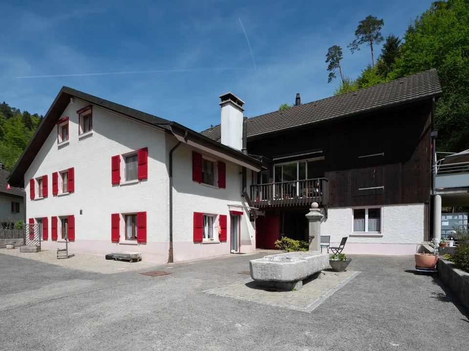 Maison à deux appartements avec garage, abri-réduit et terrasse