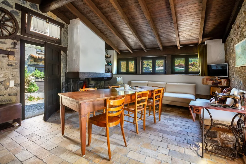 Maison rustique fascinante plongée dans la tranquillité