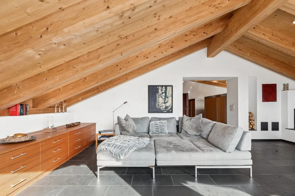 Alpine Eleganz mit Weitsicht - stilvolle Dachwohnung an bester Lage
