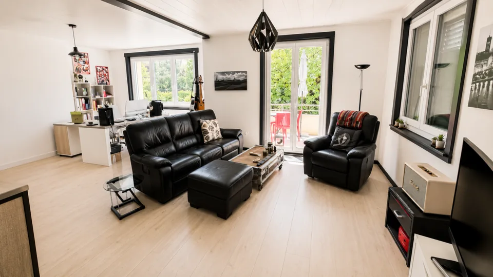 Schöne individuelle Villa mit 2 Wohnungen und einem großen Studio, in unmittelbarer Nähe zum Zentrum von Yverdon, mit einem geräumigen, reich begrünten und blühenden Garten – Foto 7 von 30