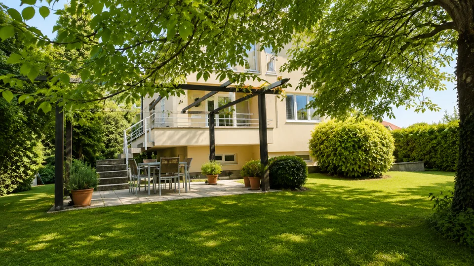 Schöne individuelle Villa mit 2 Wohnungen und einem großen Studio, in unmittelbarer Nähe zum Zentrum von Yverdon, mit einem geräumigen, reich begrünten und blühenden Garten – Foto 6 von 30