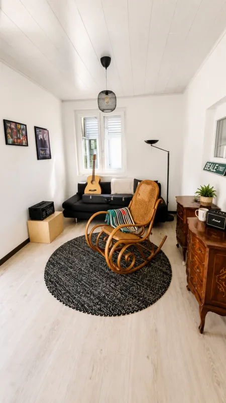Schöne individuelle Villa mit 2 Wohnungen und einem großen Studio, in unmittelbarer Nähe zum Zentrum von Yverdon, mit einem geräumigen, reich begrünten und blühenden Garten – Foto 14 von 30