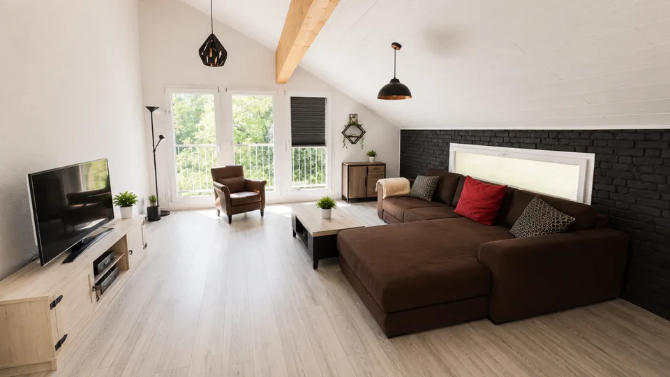 Schöne individuelle Villa mit 2 Wohnungen und einem großen Studio, in unmittelbarer Nähe zum Zentrum von Yverdon, mit einem geräumigen, reich begrünten und blühenden Garten – Foto 23 von 30