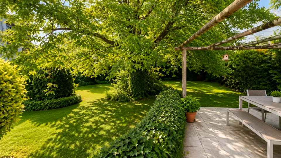 Splendida villa indipendente con 2 unità abitative e un ampio locale disponibile adibito a monolocale, nelle immediate vicinanze del centro di Yverdon, con un ampio giardino ricco di alberi e fiori