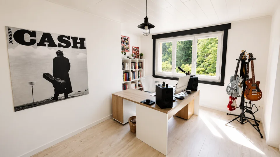 Schöne individuelle Villa mit 2 Wohnungen und einem großen Studio, in unmittelbarer Nähe zum Zentrum von Yverdon, mit einem geräumigen, reich begrünten und blühenden Garten – Foto 10 von 30