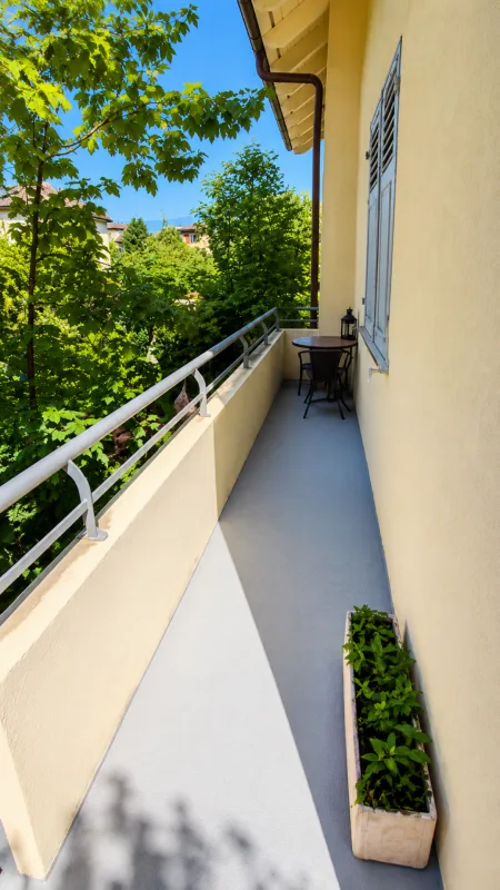 Schöne individuelle Villa mit 2 Wohnungen und einem großen Studio, in unmittelbarer Nähe zum Zentrum von Yverdon, mit einem geräumigen, reich begrünten und blühenden Garten – Foto 16 von 30