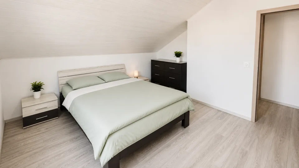 Schöne individuelle Villa mit 2 Wohnungen und einem großen Studio, in unmittelbarer Nähe zum Zentrum von Yverdon, mit einem geräumigen, reich begrünten und blühenden Garten – Foto 28 von 30