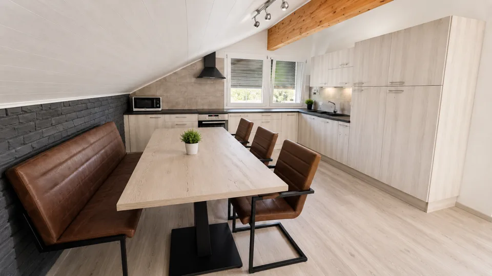 Schöne individuelle Villa mit 2 Wohnungen und einem großen Studio, in unmittelbarer Nähe zum Zentrum von Yverdon, mit einem geräumigen, reich begrünten und blühenden Garten – Foto 26 von 30
