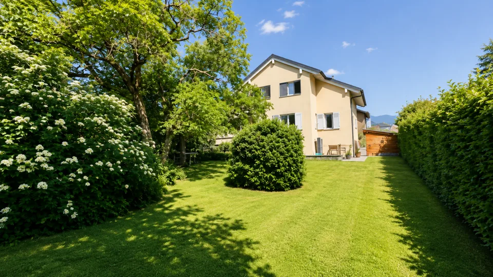 Superbe villa individuelle de 2 logements et disponible aménagé en grand studio, à proximité immédiate du centre d'Yverdon, avec spacieux jardin richement arboré et fleuri