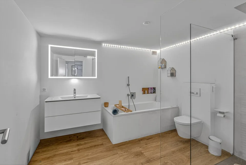 Maison familiale exclusive de 8 pièces avec vue panoramique imprenable, système photovoltaïque, stockage sur batterie et utilisation flexible comme maison unifamiliale ou bifamiliale
