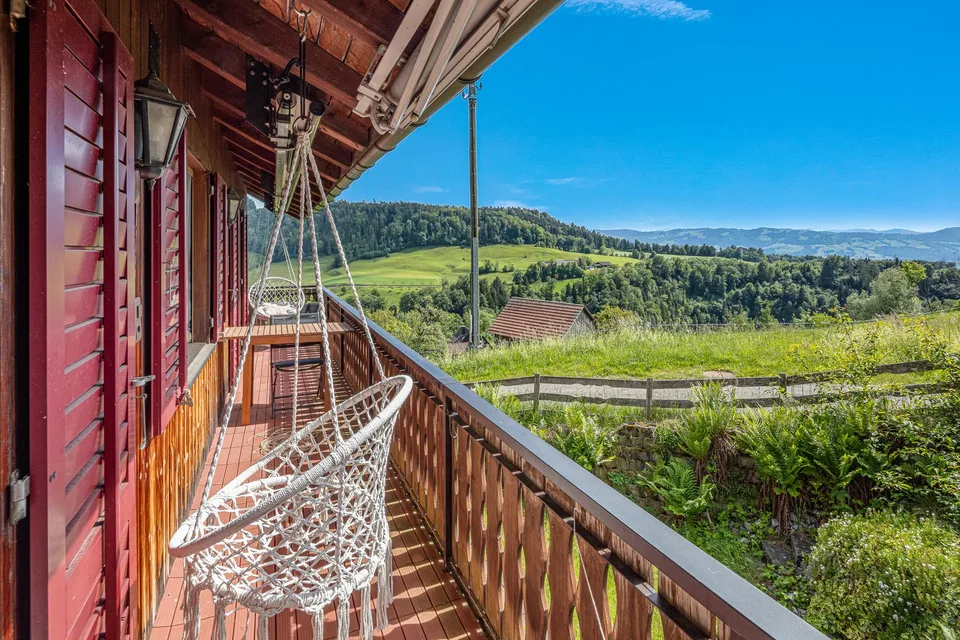 Maison familiale exclusive de 8 pièces avec vue panoramique imprenable, système photovoltaïque, stockage sur batterie et utilisation flexible comme maison unifamiliale ou bifamiliale