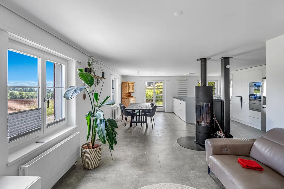 Maison familiale exclusive de 8 pièces avec vue panoramique imprenable, système photovoltaïque, stockage sur batterie et utilisation flexible comme maison unifamiliale ou bifamiliale