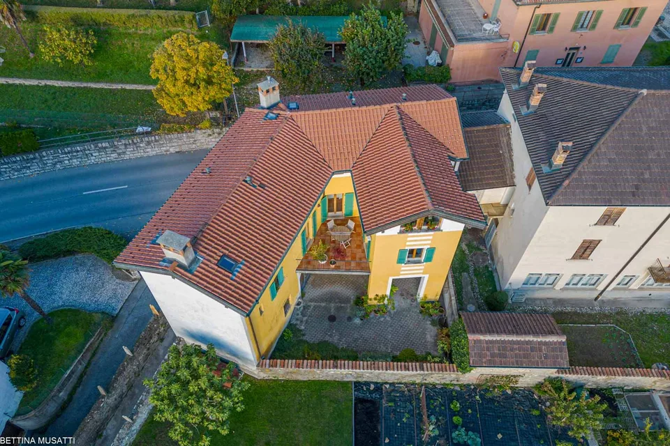 MORBIO INFERIORE – MAISON ENSOLEILLÉE AVEC COUR PRIVÉE