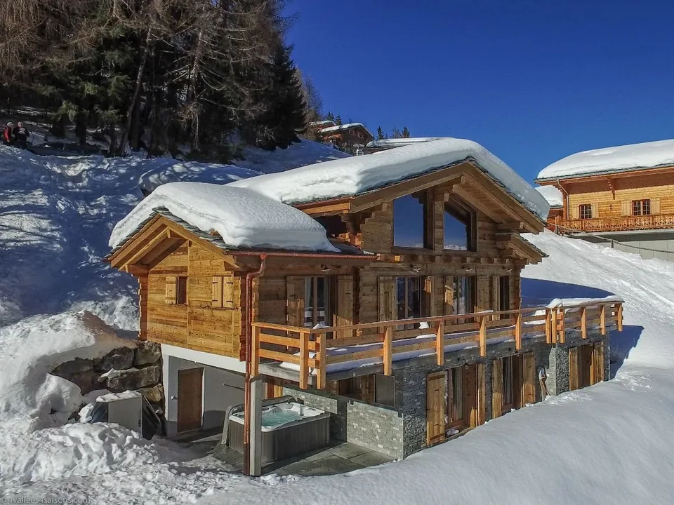 Spacious Five-Bedroom Chalet with Panoramic Views