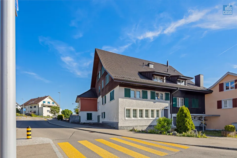 Sehr gepflegtes Mehrfamilienhaus mit Unterniveaugarage im Dorfzentrum!