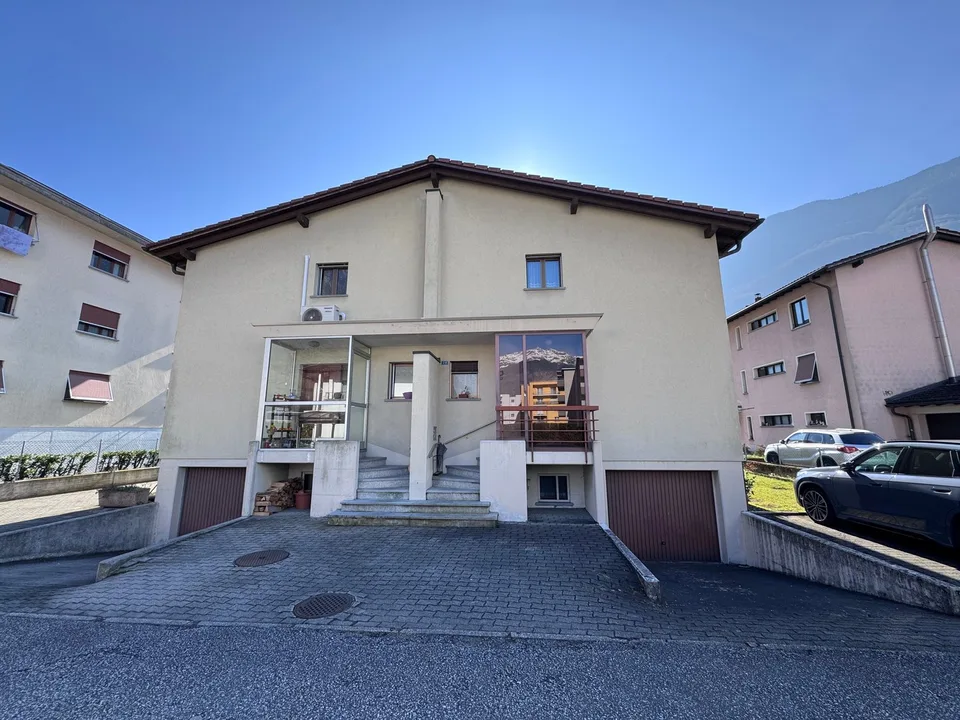 Villa mit drei freien Seiten und Grundstück in Biasca