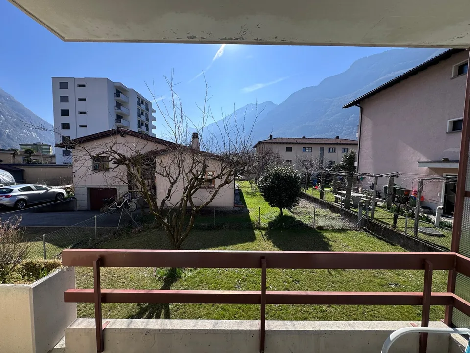 Villa mit drei freien Seiten und Grundstück in Biasca