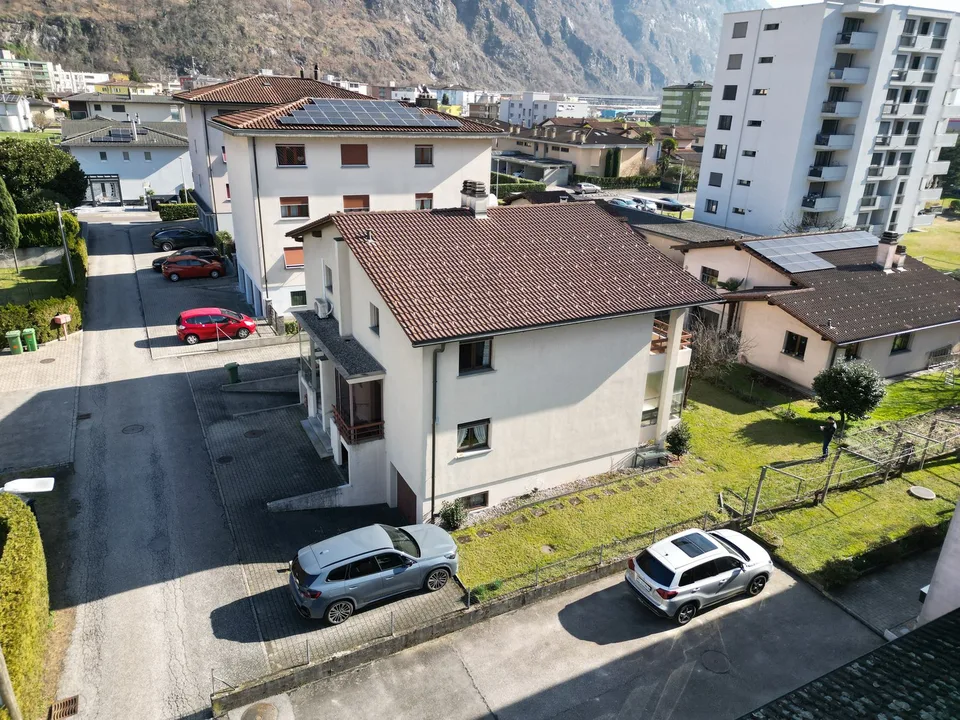 Villetta mit drei freien Seiten und Grundstück in Biasca – Foto 11 von 14