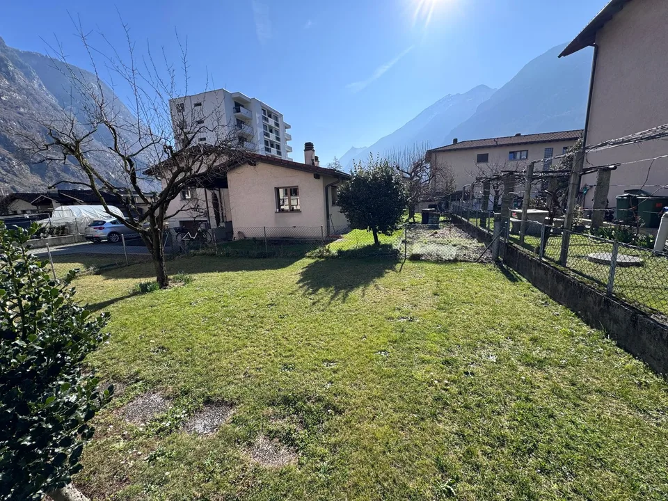 Villa mit drei freien Seiten und Grundstück in Biasca