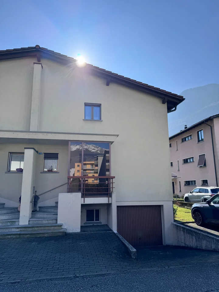 Villa mit drei freien Seiten und Grundstück in Biasca