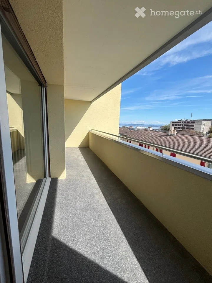 Luminoso appartamento di 3 locali con balcone e vista aperta + garage privato