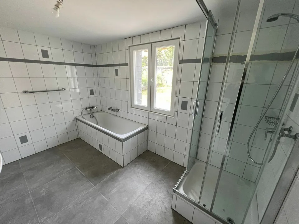 Gewinnbringendes Gebäude mit einem Bauplatz von etwa 550 m2