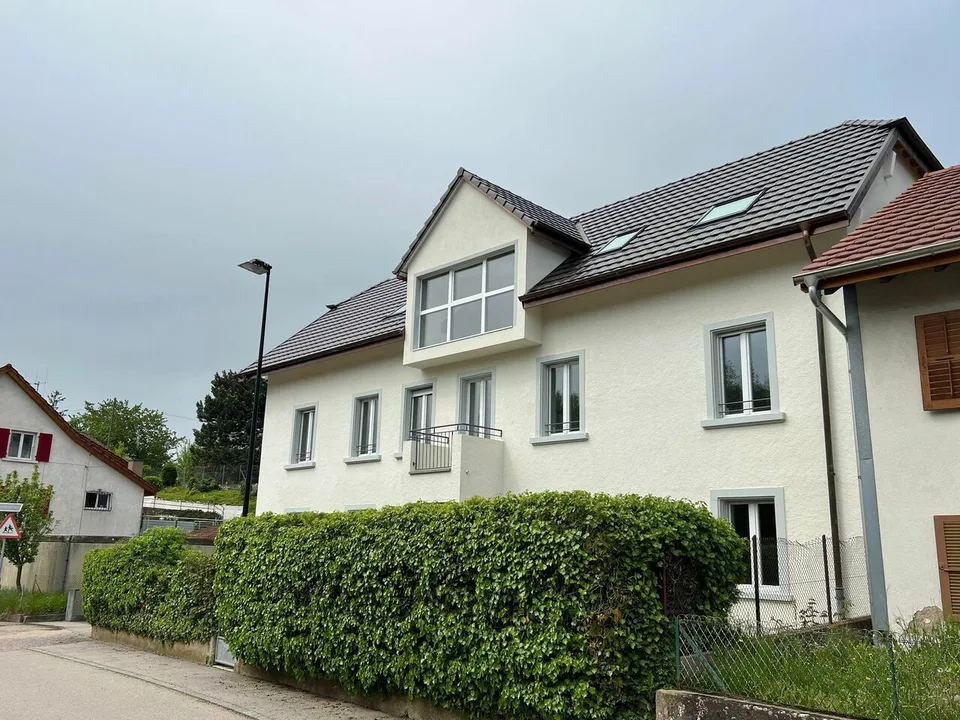 Gewinnbringendes Gebäude mit einem Bauplatz von etwa 550 m2