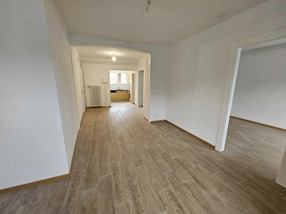Gewinnbringendes Gebäude mit einem Bauplatz von etwa 550 m2