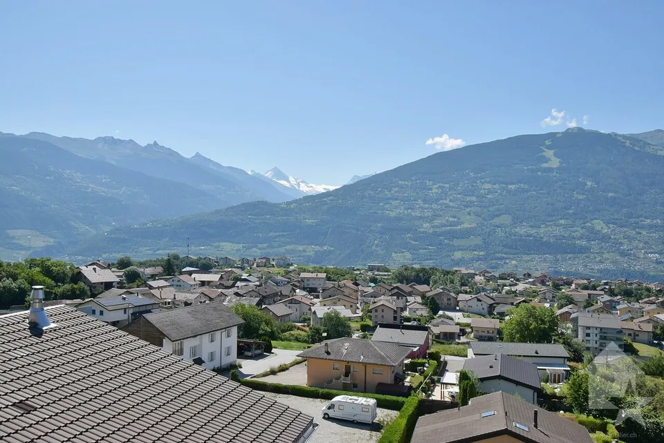 Immeuble de 3 ou 4 appartements avec une grange et un garage inclus !