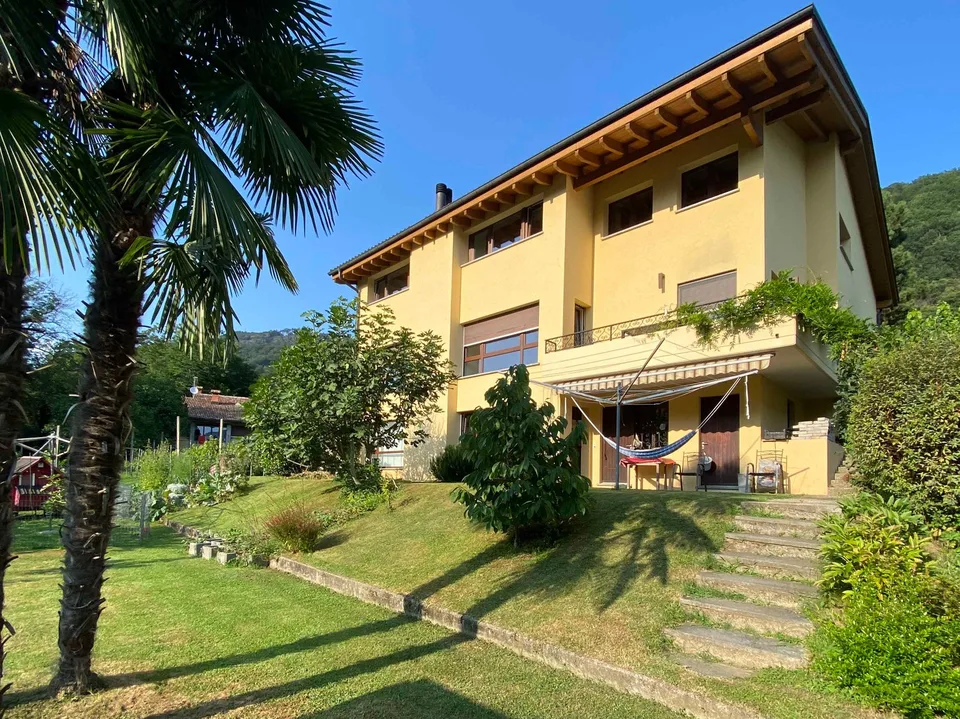 Ampia casa curata, spaziosa, immersa nel verde!