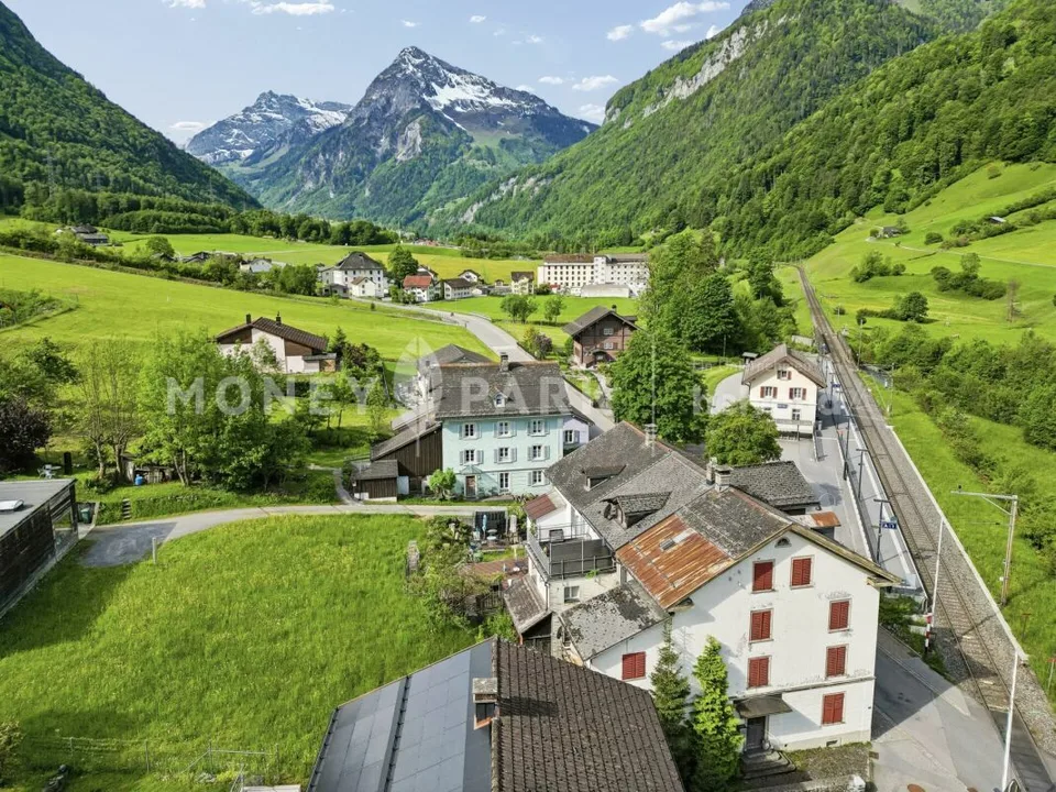 Proprietà di progetto con potenziale di nuova costruzione e edificio esistente direttamente alla stazione ferroviaria
