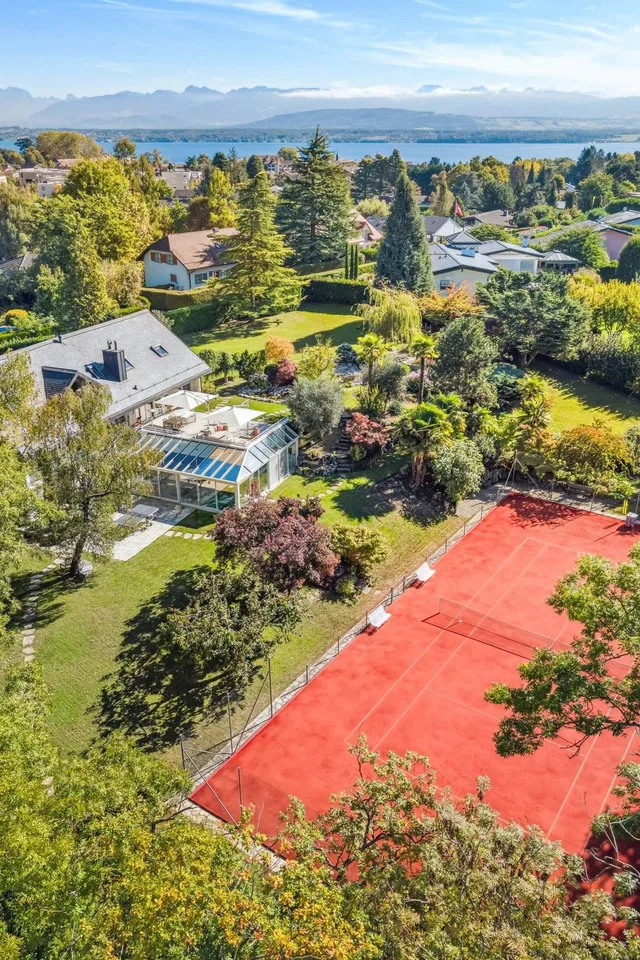 Propriété d'exception avec terrain de tennis et piscine intérieure