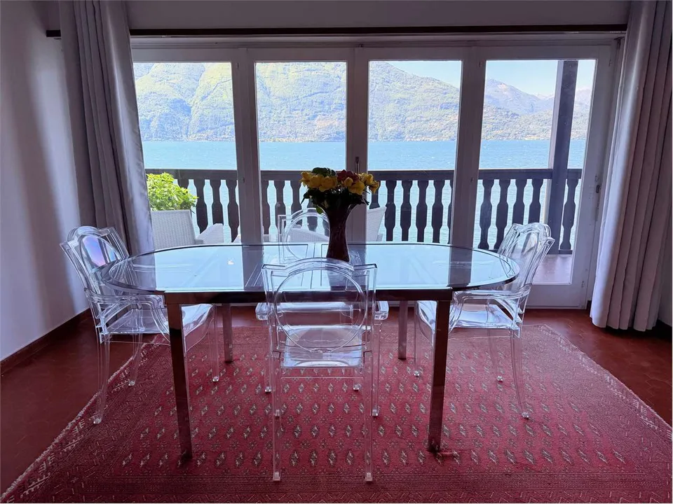 DIRECTEMENT SUR LE LAC!!! Résidence exclusive au bord du lac avec accès privé à l'eau