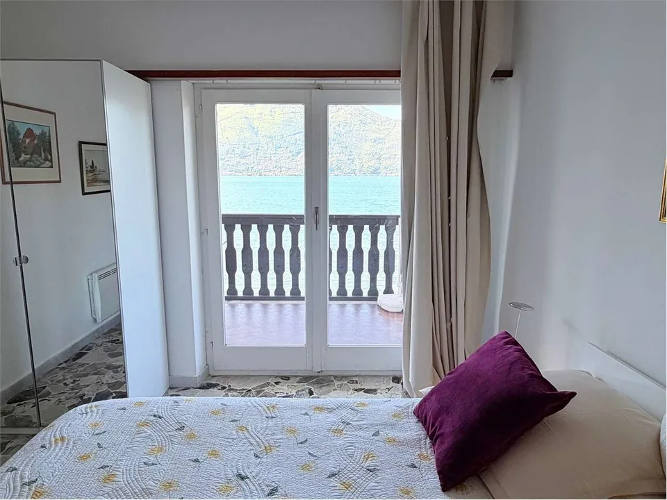 DIRETTAMENTE SUL LAGO!!! Esclusiva residenza fronte lago con accesso p – foto 10 di 13