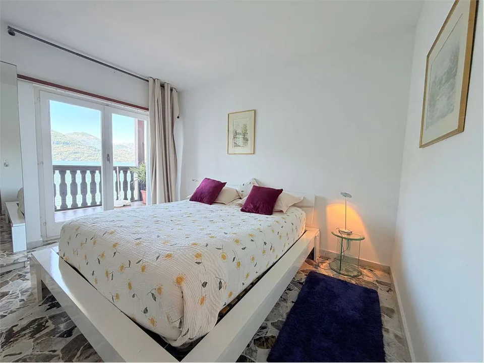 DIRETTAMENTE SUL LAGO!!! Esclusiva residenza fronte lago con accesso p – foto 8 di 13