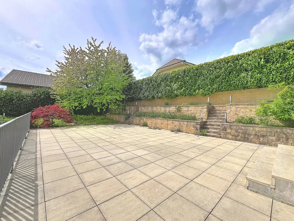 Villa dell'architetto con terrazza di 100m2 e vista panoramica sul lago, a soli 10 minuti a piedi dal centro di Arzier