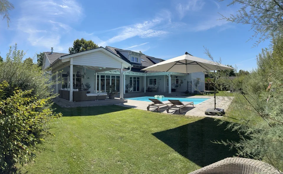 Villa da sogno con piscina per famiglie direttamente sulla collina soleggiata a Hölstein BL